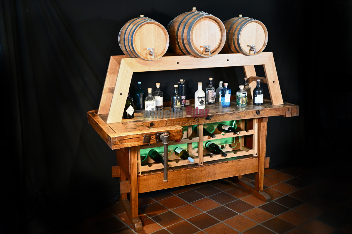 Arrangement de comptoir - banc de rabotage avec fûts et étagère à bouteilles