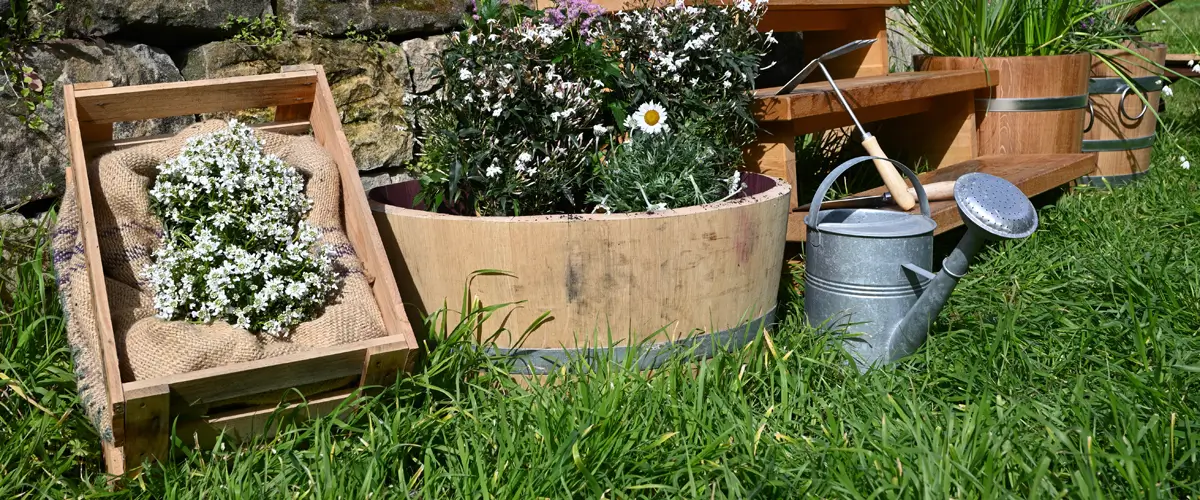 Gutschein Stimmungsbild Ein Bild im Garten auf dem verschiedene Produkte von Wilhelm Eder GmbH zu sehen sind. Eine Pflanzkiste, Blumen- und Pflanzkübel sowie eine Treppe aus Holz.