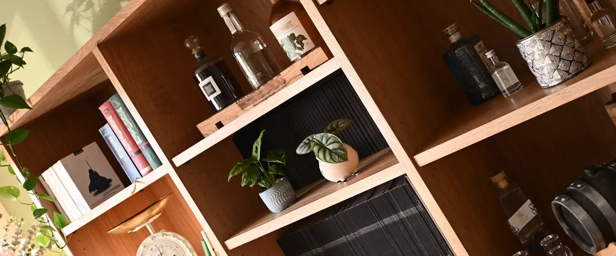 Schrank Büro- oder Wohnzimmerschrank im Anschnitt, maßgefertigt in unserer Schreinerei.